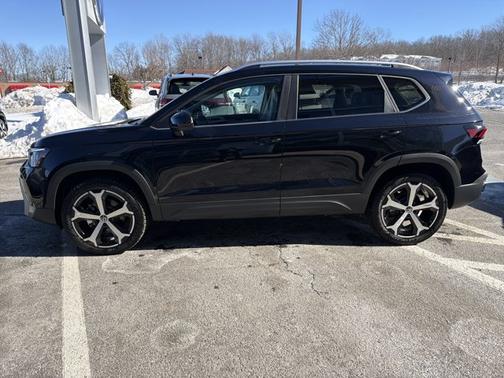 Deep Black Pearl 2026 Volkswagen Taos SEL