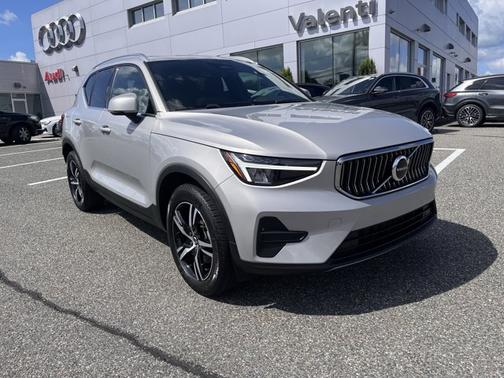 2025 Volvo XC40 Core Bright Theme