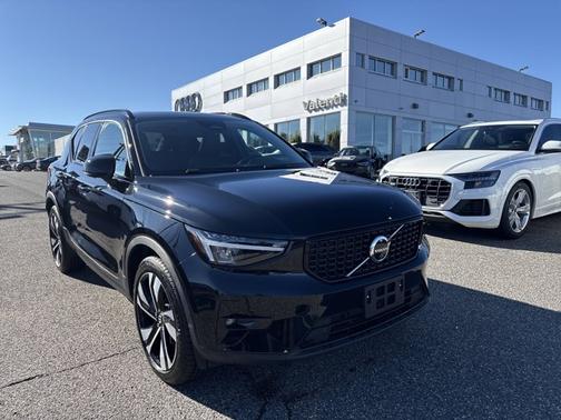 2025 Volvo XC40 Plus Dark Theme