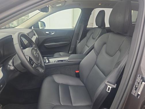 2025 Volvo XC60 Plus