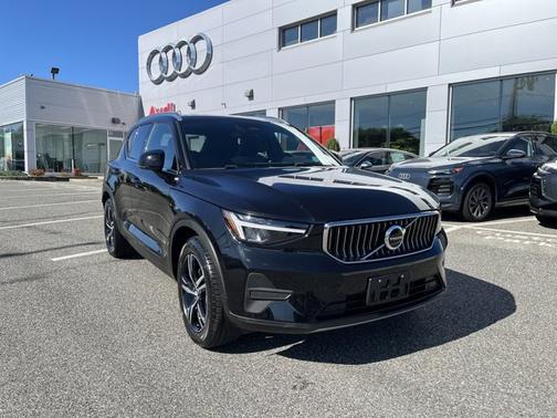 2025 Volvo XC40 Core Bright Theme