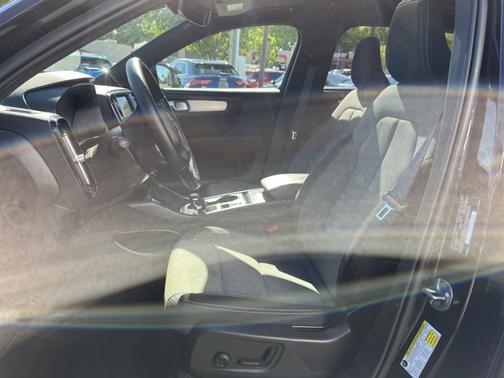 2025 Volvo XC40 Core Bright Theme