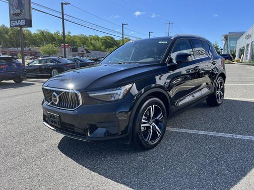 2025 Volvo XC40 Core Bright Theme