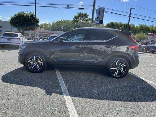 2025 Volvo XC40 Core Bright Theme