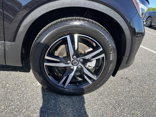 2025 Volvo XC40 Core Bright Theme