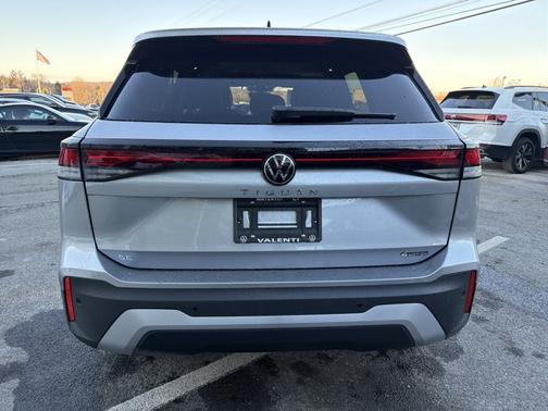Pyrite Silver Metallic 2026 Volkswagen Tiguan SE