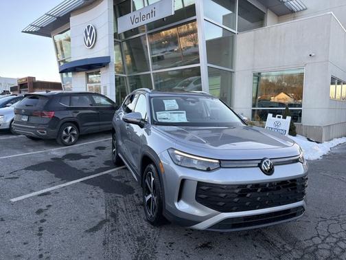 Pyrite Silver Metallic 2026 Volkswagen Tiguan SE