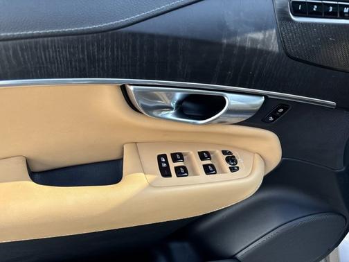 2024 Volvo XC90 Recharge Plug-In Hybrid Ultimate Bright Theme