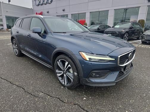 2025 Volvo V60 Cross Country Plus