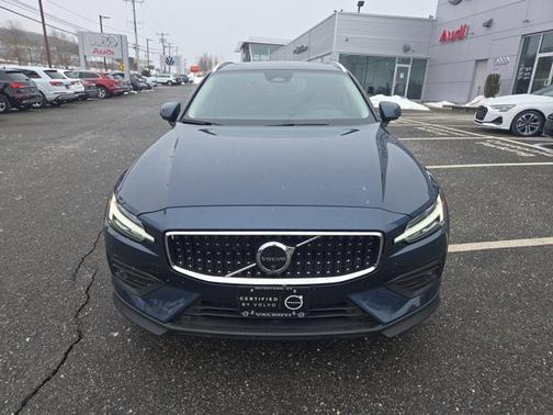 2025 Volvo V60 Cross Country Plus