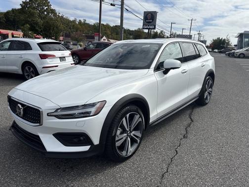 2025 Volvo V60 Cross Country Plus