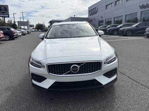 2025 Volvo V60 Cross Country Plus