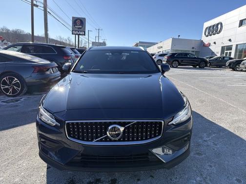 2025 Volvo V60 Cross Country Plus