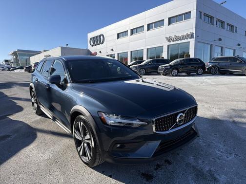 2025 Volvo V60 Cross Country Plus