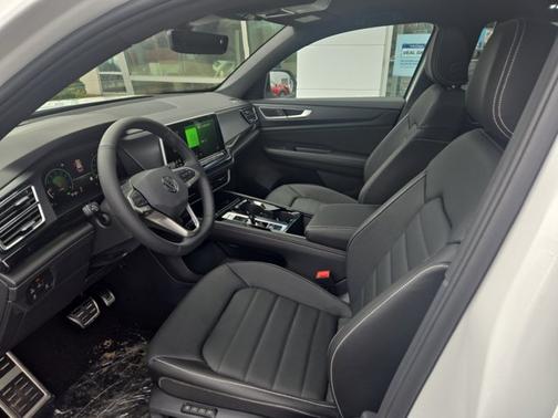 2025 Volkswagen Atlas Cross Sport 2.0T SEL R-Line Black