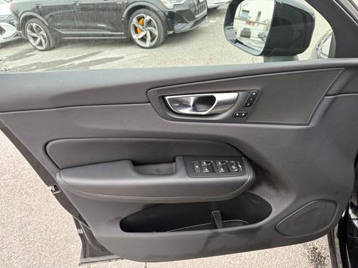 2025 Volvo XC60 Core