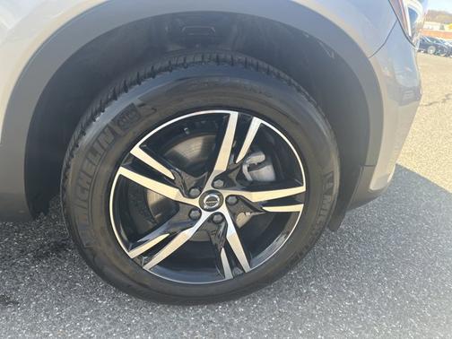 2025 Volvo XC40 Core Bright Theme