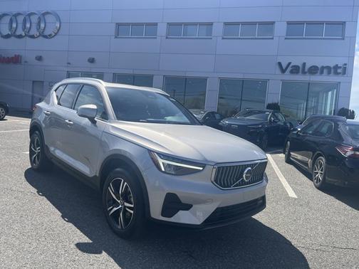 2025 Volvo XC40 Core Bright Theme