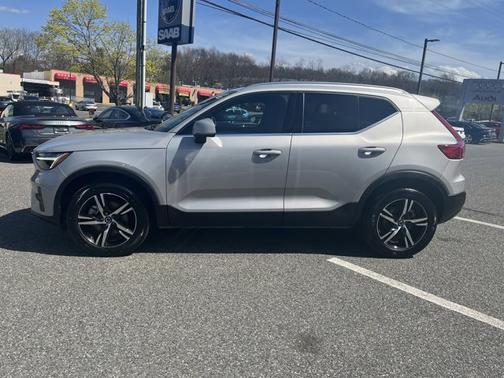 2025 Volvo XC40 Core Bright Theme