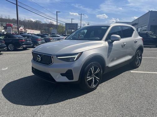 2025 Volvo XC40 Core Bright Theme