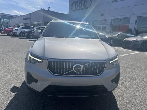 2025 Volvo XC40 Core Bright Theme