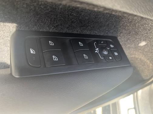 2025 Volvo XC40 Core Bright Theme