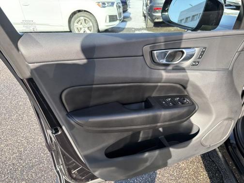 2025 Volvo XC60 Core