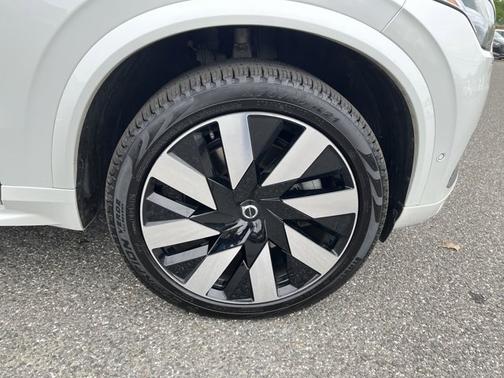2024 Volvo XC90 Recharge Plug-In Hybrid Ultimate Bright Theme