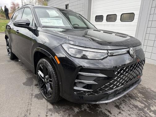 Deep Black Pearl 2026 Volkswagen Tiguan SE R-Line Black