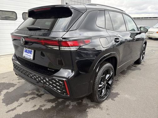 Deep Black Pearl 2026 Volkswagen Tiguan SE R-Line Black