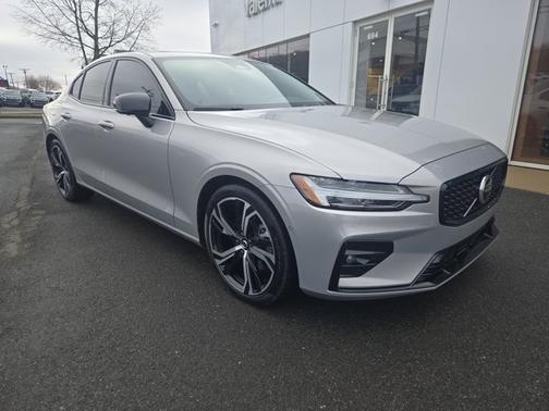 2024 Volvo S60 Plus Dark Theme