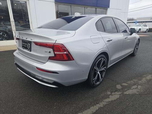 2024 Volvo S60 Plus Dark Theme