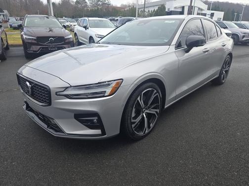 2024 Volvo S60 Plus Dark Theme