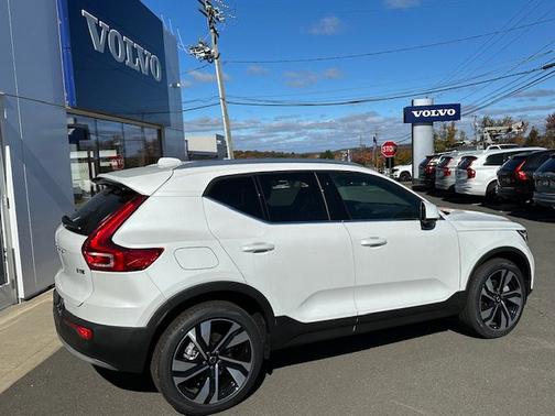 2025 Volvo XC40 Ultra Bright Theme
