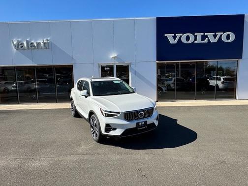 2025 Volvo XC40 Ultra Bright Theme