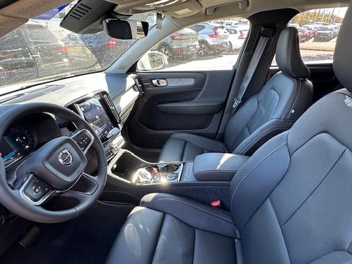 2025 Volvo XC40 Ultra Bright Theme