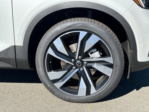 2025 Volvo XC40 Ultra Bright Theme