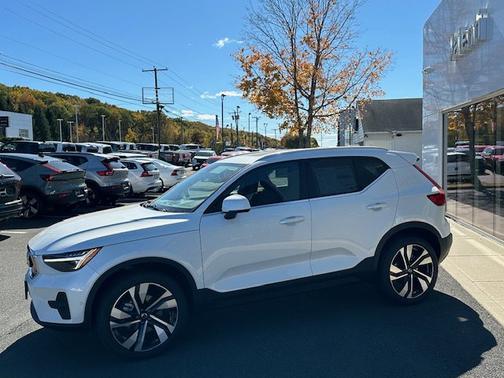2025 Volvo XC40 Ultra Bright Theme