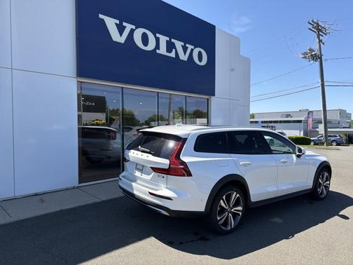 Crystal White Pearl 2026 Volvo V60 Cross Country Plus