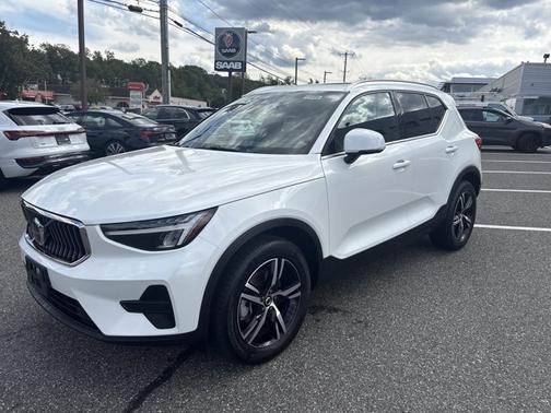 CRYSTAL WHITE 2025 Volvo XC40 Core Bright Theme