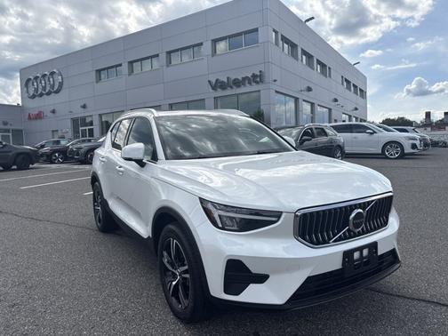 CRYSTAL WHITE 2025 Volvo XC40 Core Bright Theme