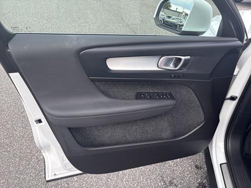 CRYSTAL WHITE 2025 Volvo XC40 Core Bright Theme