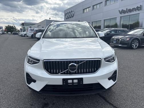 CRYSTAL WHITE 2025 Volvo XC40 Core Bright Theme