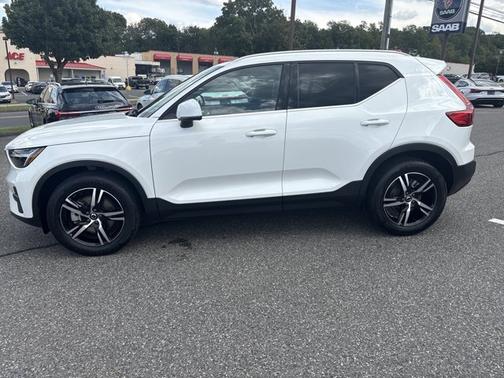 CRYSTAL WHITE 2025 Volvo XC40 Core Bright Theme