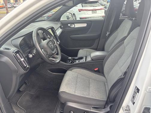 CRYSTAL WHITE 2025 Volvo XC40 Core Bright Theme