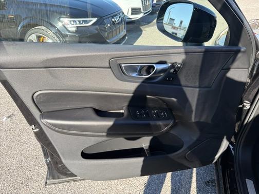 2025 Volvo XC60 Plus