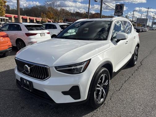 2025 Volvo XC40 Core Bright Theme