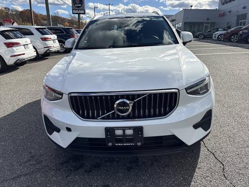 2025 Volvo XC40 Core Bright Theme