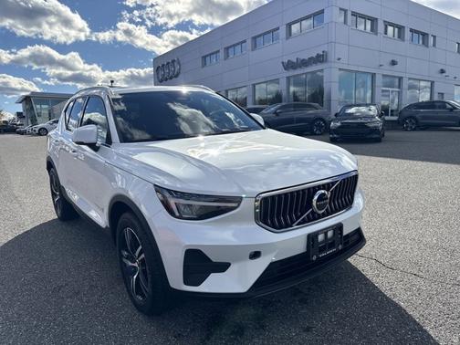 2025 Volvo XC40 Core Bright Theme