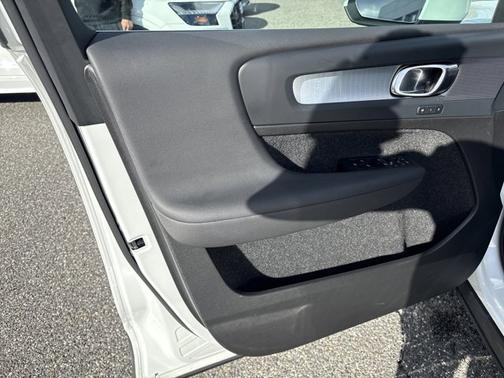 2025 Volvo XC40 Core Bright Theme